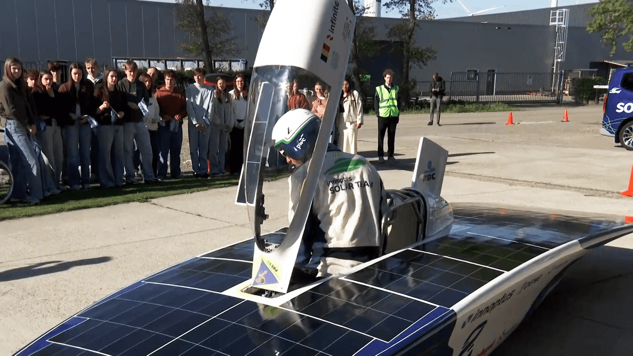 Zelfgemaakte zonnewagen van studenten KU Leuven voor het eerst op openbare weg in België