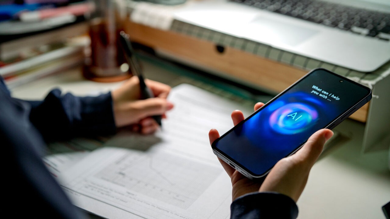 Helft middelbare scholieren gebruikt wekelijks AI voor schoolwerk en wil het correct leren te gebruiken