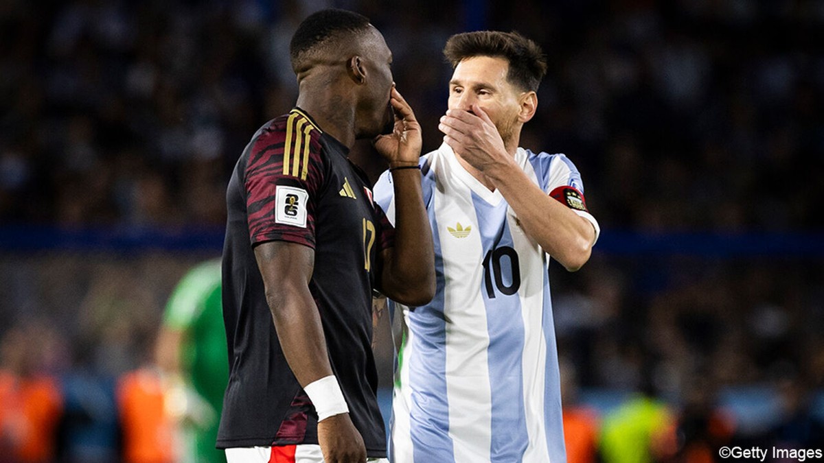 Praten met je hand voor je mond? Dan riskeer je een rode kaart op het komende WK voetbal