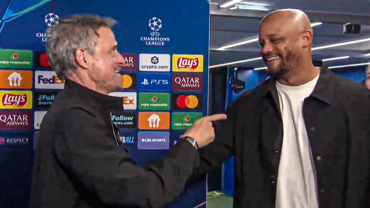 Kompany beleeft amusant moment met Enrique én komt met opvallend verzoek richting terugmatch: "Geef je ticket aan fitste mensen"