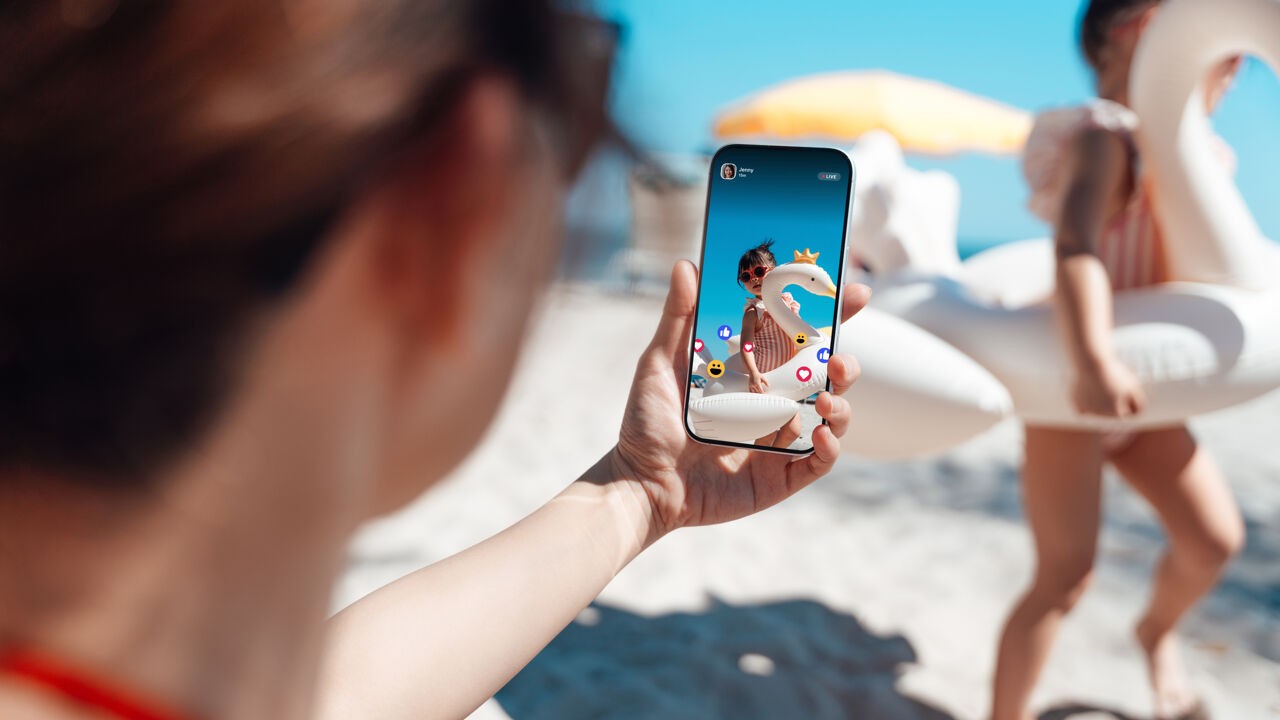 Geen emoji, foto op de rug én goeie communicatie: zo kan je veilig beelden van je (klein)kinderen op sociale media delen