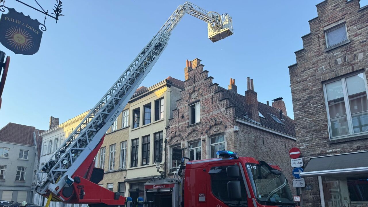 Zware brand in centrum Brugge: 4 panden onbewoonbaar en 10 mensen geëvacueerd na "overslag door strakke wind"