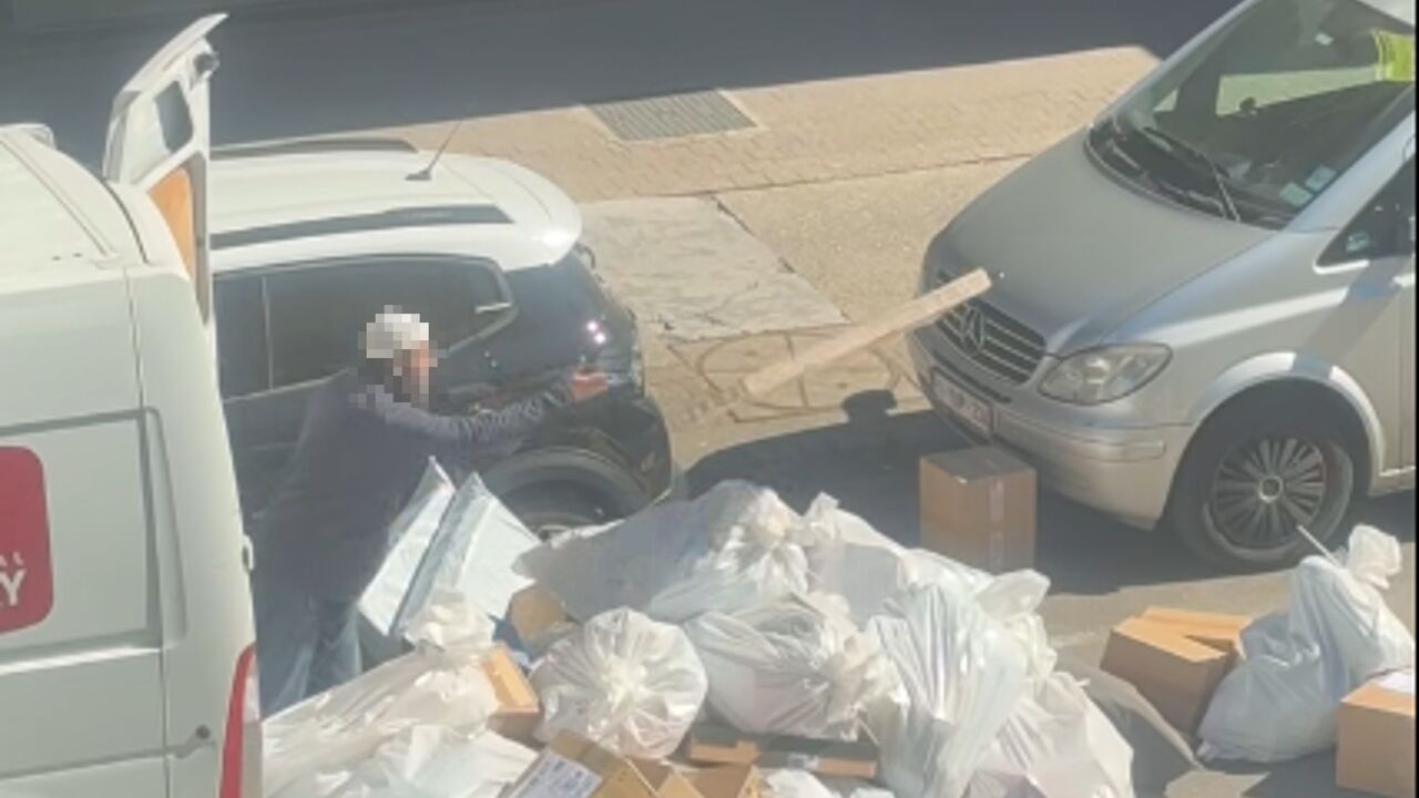 Beelden van pakjesbezorger die postpakketjes op straat gooit in Sint-Niklaas lokken verontwaardigde reacties uit