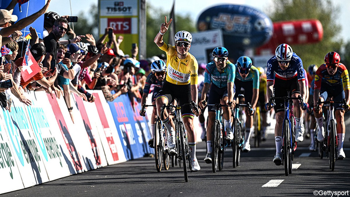 Nu is hij ook al een sprinter: Tadej Pogacar controleert finale helemaal in zijn eentje en maakt het dan af in de spurt