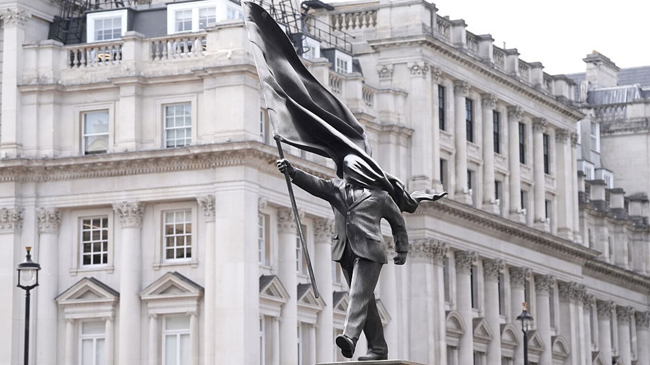 'Verblind door de vlag': nieuw standbeeld van Banksy duikt op in Londen