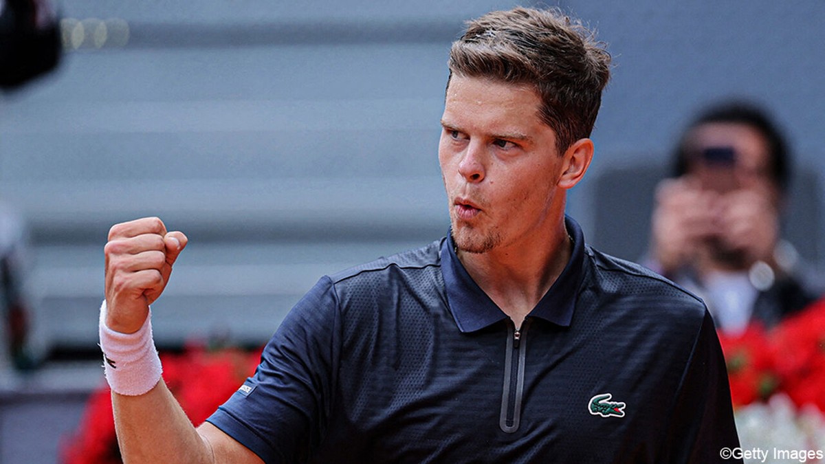 Dankzij enkele fabelachtige punten: Alexander Blockx klopt Casper Ruud en stunt met plek bij laatste vier in Madrid