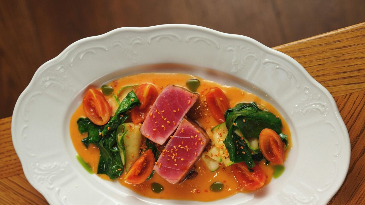 Meerdere Vlaamse ministers ziek na gezamenlijke maaltijd: hoe ontstaat voedselvergiftiging en hoe vermijd je het?