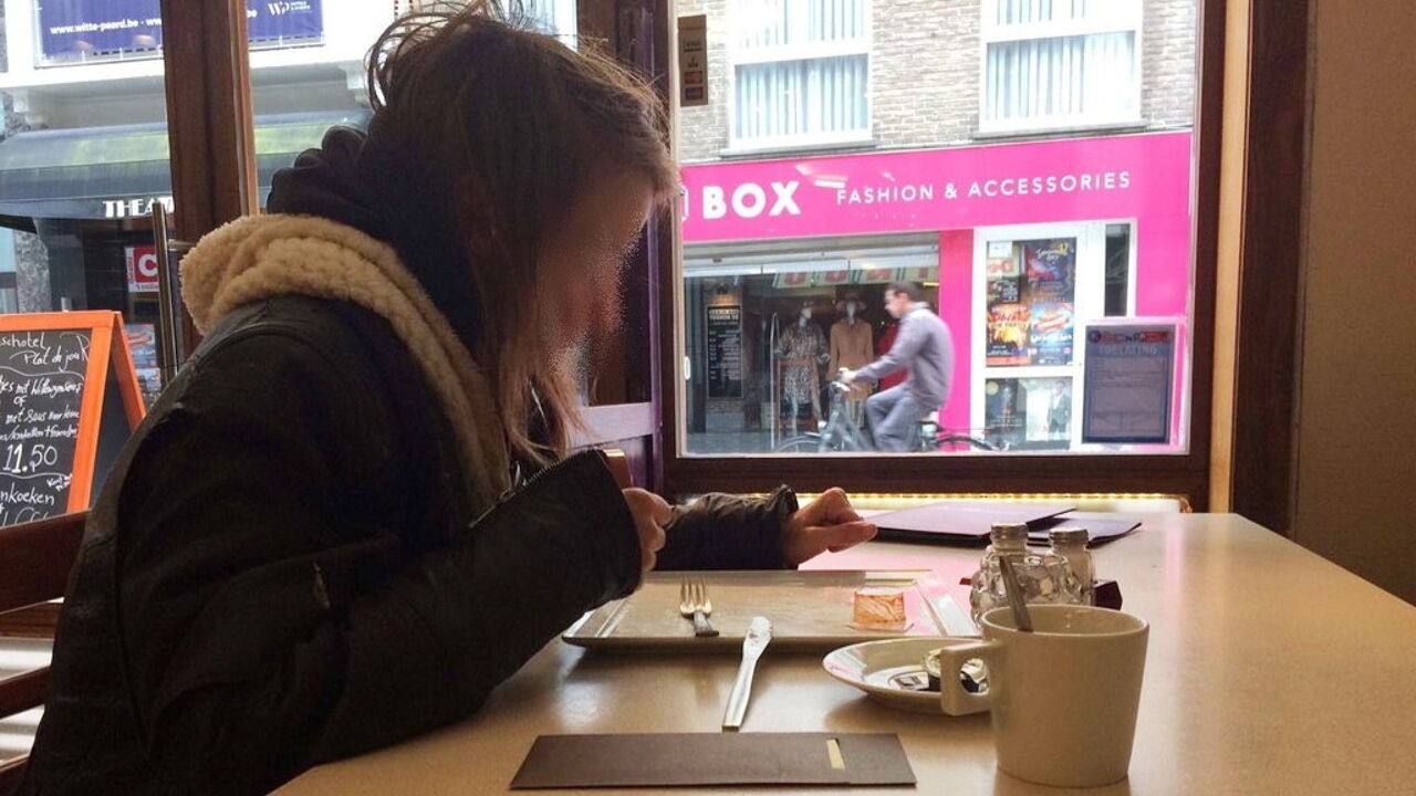 Beruchte tafelschuimster (55) slaat opnieuw toe in De Panne, ondanks eerdere veroordelingen