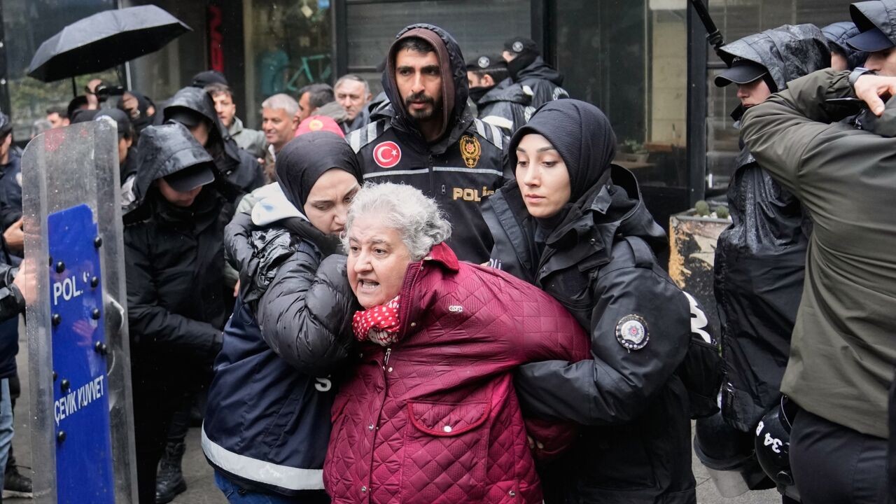 Politie pakt honderden betogers op tijdens Dag van de Arbeid in Istanbul