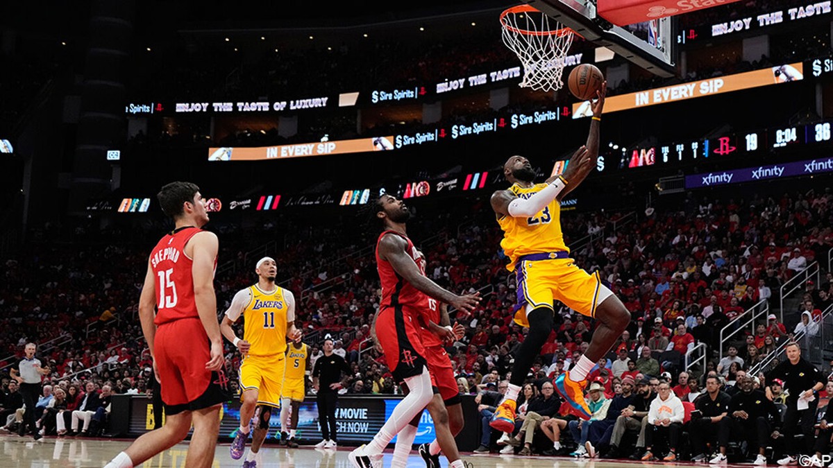 NBA - LeBron James loodst Lakers naar volgende ronde in play-offs, Toronto en Detroit grijpen laatste strohalm