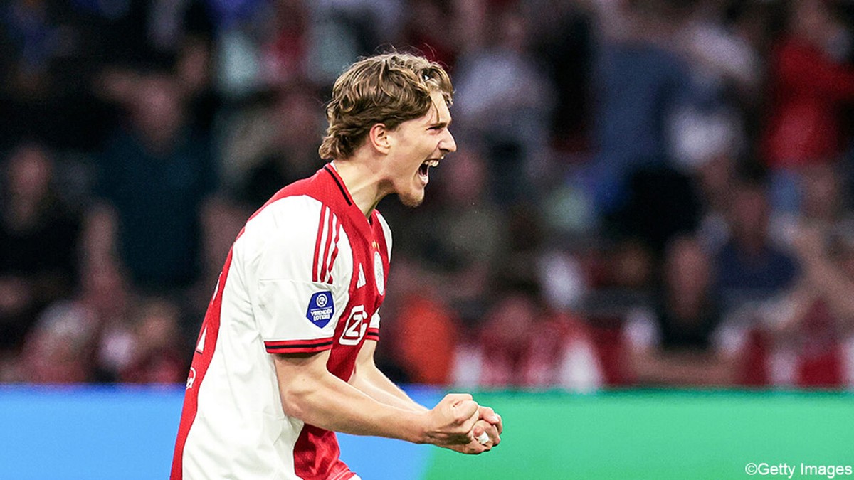 Héérlijke bal op de slof van Mika Godts levert Ajax in ultieme slotfase nog punt op in topper tegen PSV