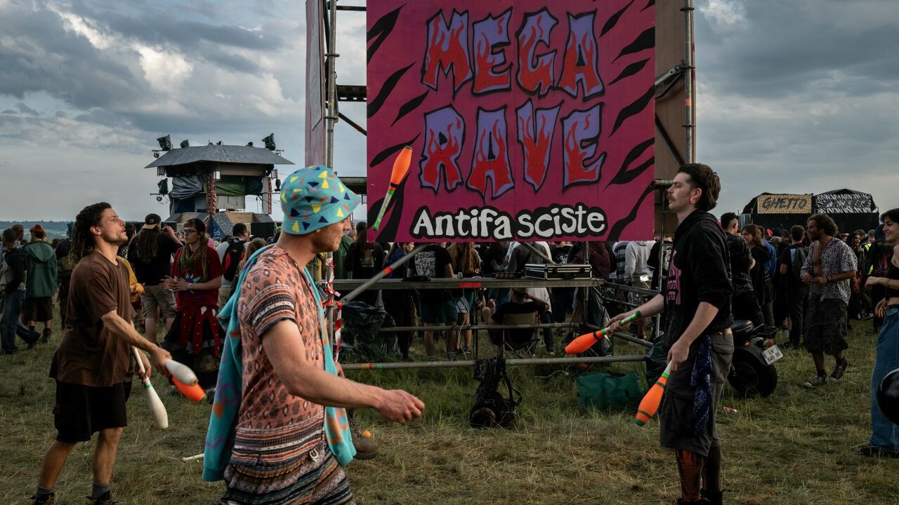 Illegale rave op militair domein in Frankrijk lokt tienduizenden technofans