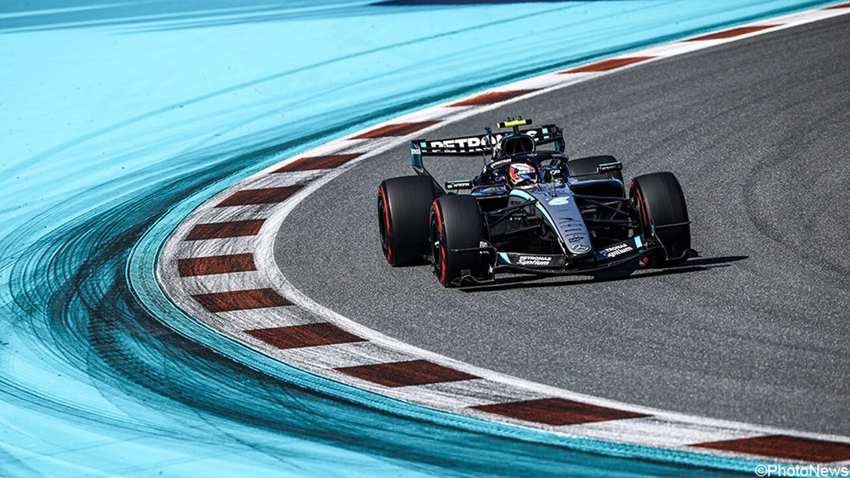 WK-leider Kimi Antonelli stuurt zijn Mercedes naar de pole in Miami, Max Verstappen start zondag ook op rij 1