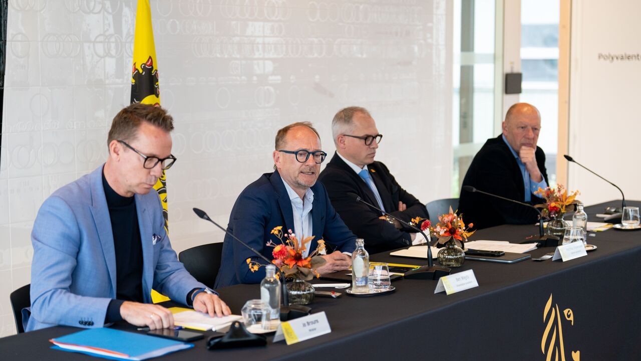 Meer renovatiesteun en besparingen bij ambtenaren: Vlaamse regering legt "historisch" akkoord op tafel