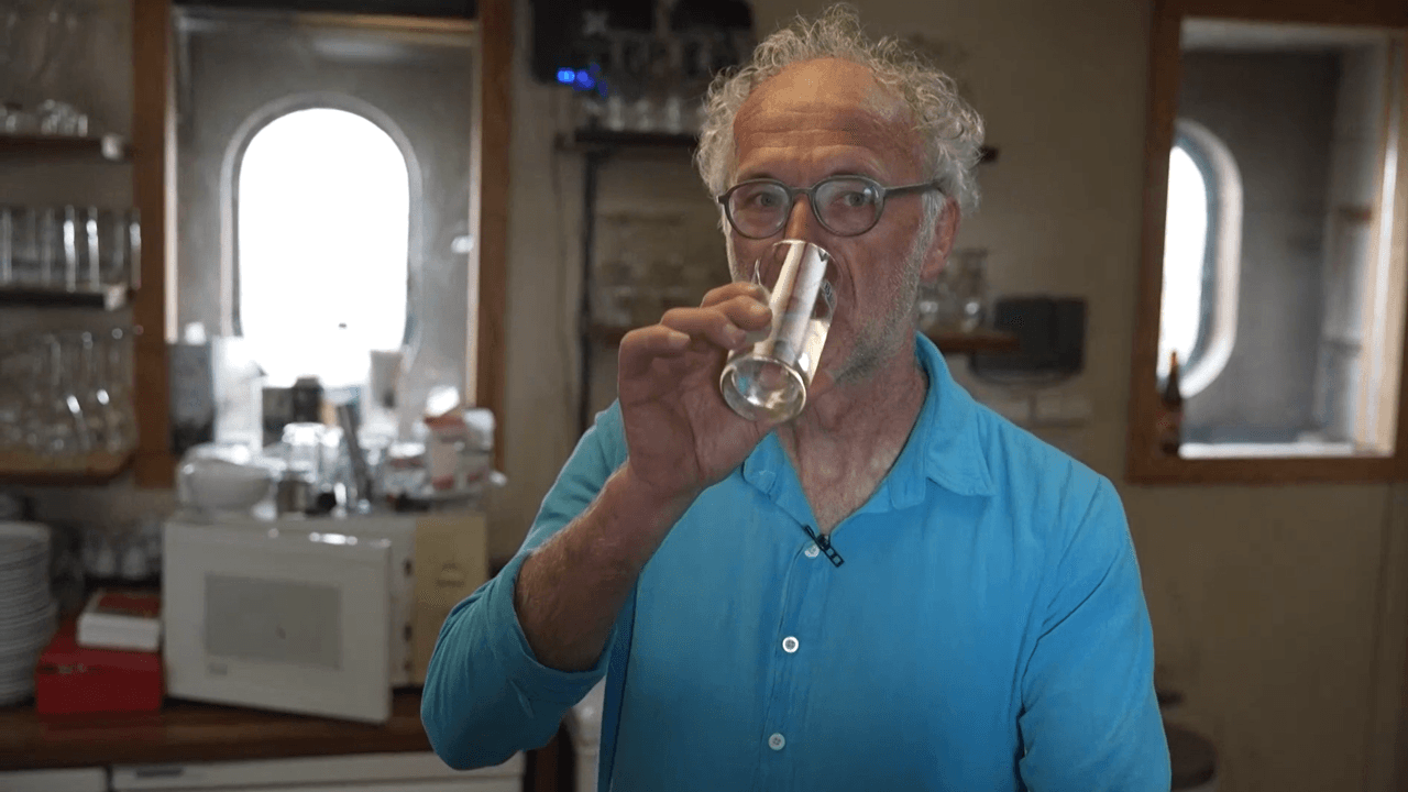 "Vroeger altijd kraantjeswater, nu zet ik koffie met flessenwater": veel West-Vlamingen vertrouwen hun drinkwater niet meer