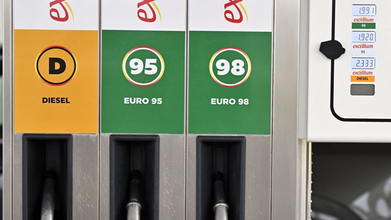 Benzine tanken even duur als 10 jaar geleden: prijzen stijgen, maar onze lonen gelukkig ook
