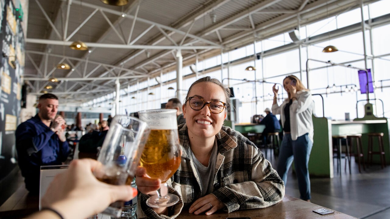 Ryanair-topman wil alcoholverbod op luchthavens bij vroege vluchten: "Wie heeft om 5 uur 's ochtends behoefte aan bier?"