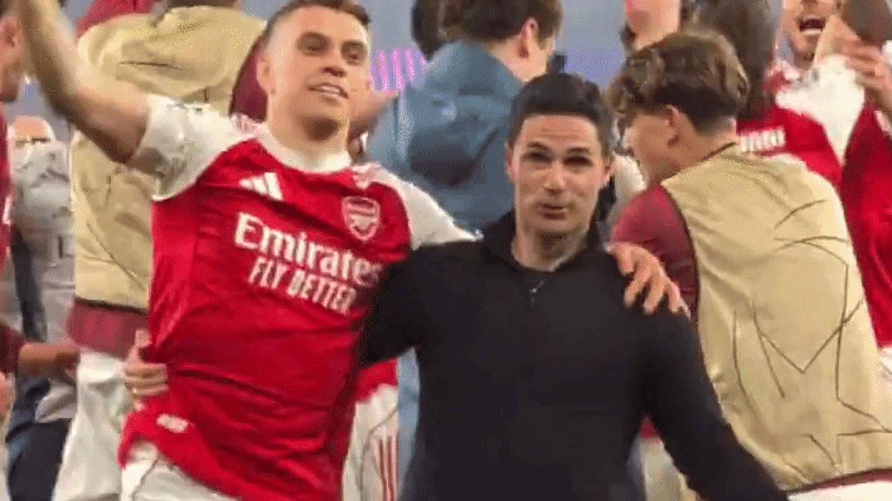 VIDEO: Trossard en coach Arteta vieren finaleplaats met heerlijk dansje