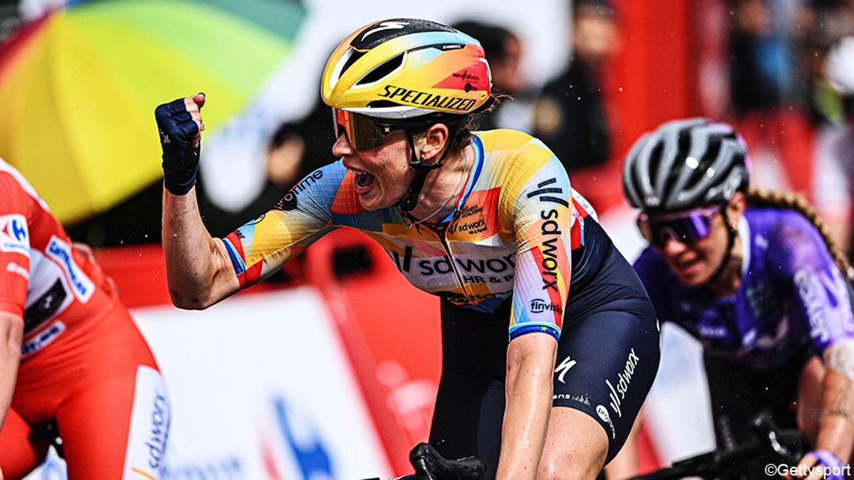 Met de handrem op: modelploeggenote Lotte Kopecky laat maatje Mischa Bredewold winnen in de sprint