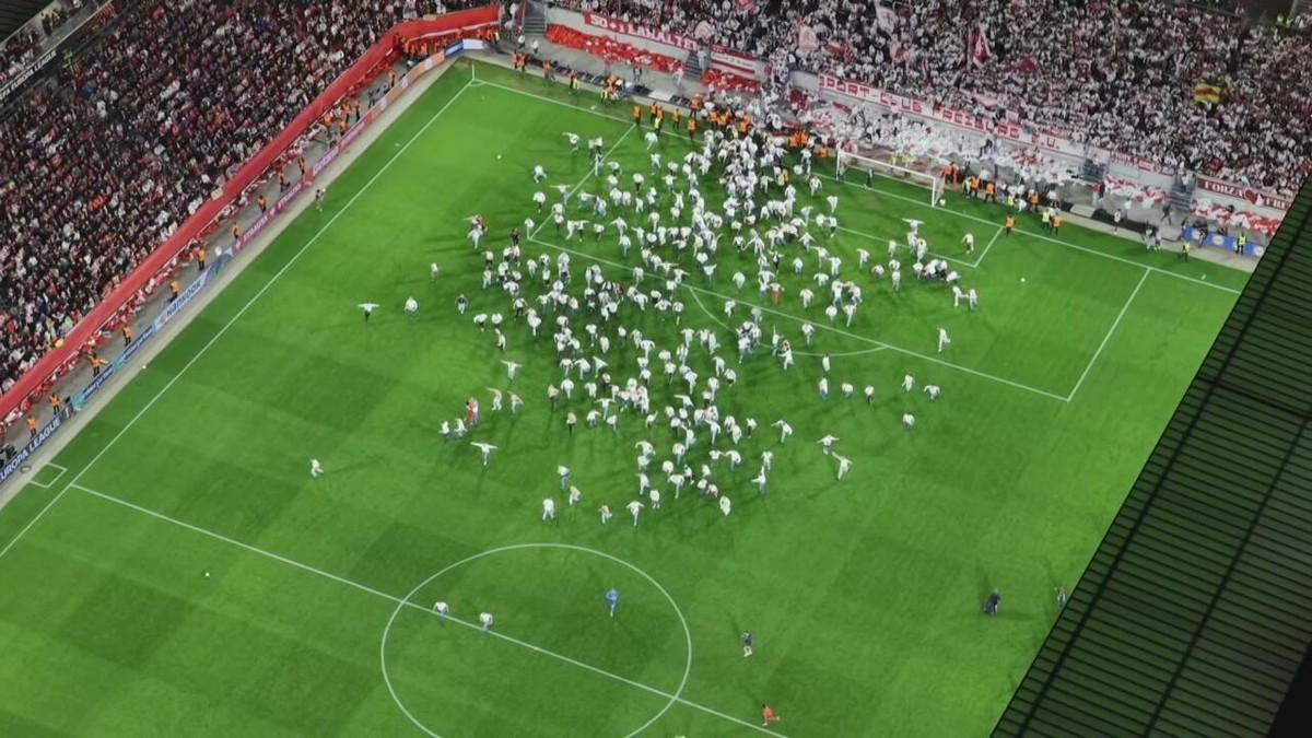VIDEO - Zotte beelden! Veldbestorming in Freiburg na kwalificatie, gevolgd door massale terugkeer richting tribune