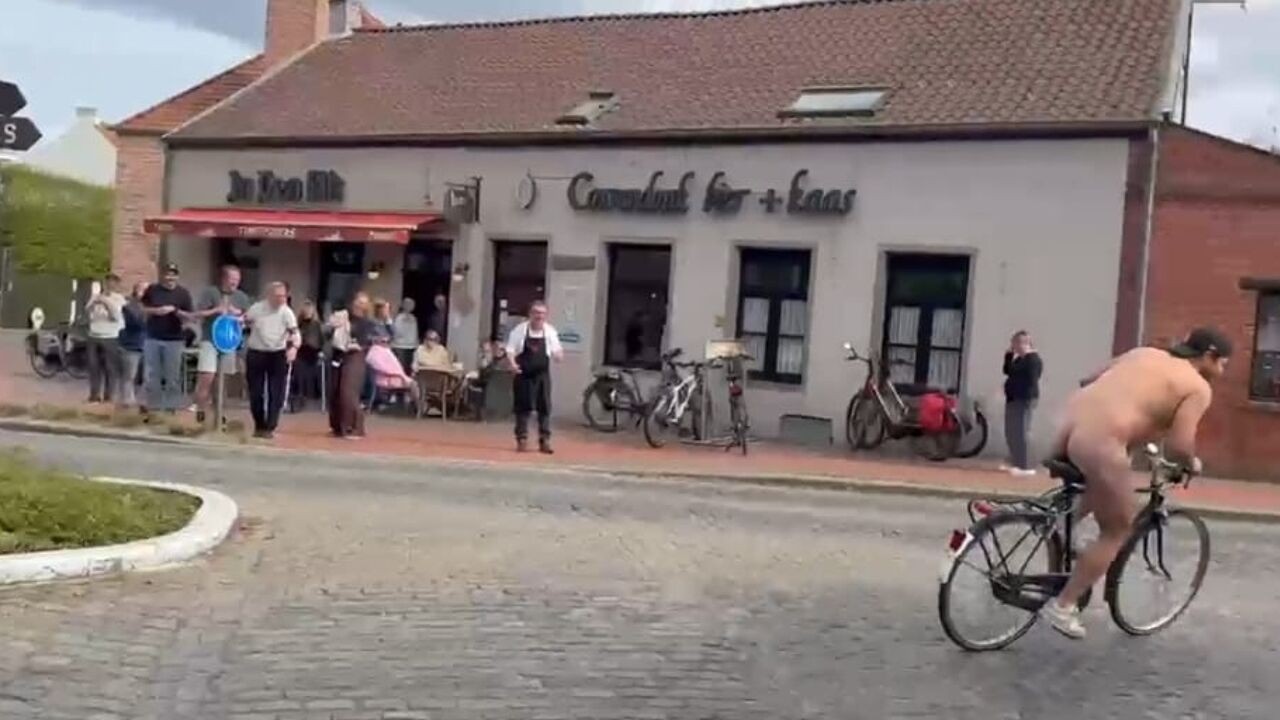 Naakt fietsen rond kerktoren in Gierle: fans van Parijs-Roubaix-winnaar Wout van Aert komen weddenschap na