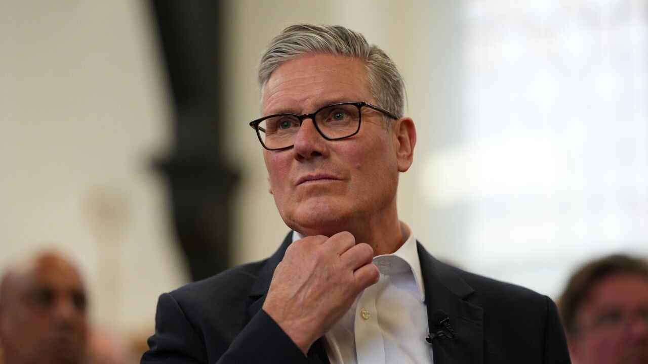 Druk op Britse premier Starmer neemt toe: parlementslid wil leiderschapsverkiezing uitlokken als er geen uitdager opstaat