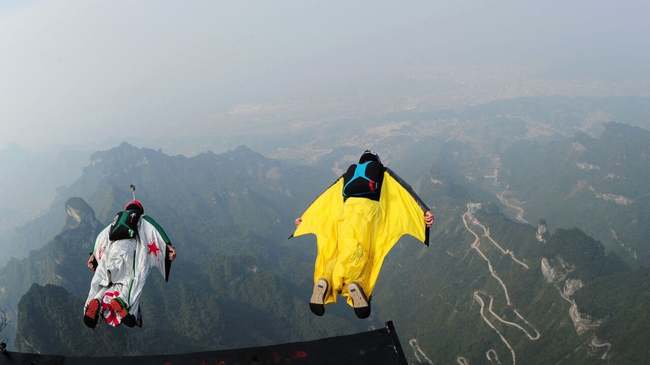 Twee wingsuit-springers botsen tegen elkaar en storten neer in Oostenrijk
