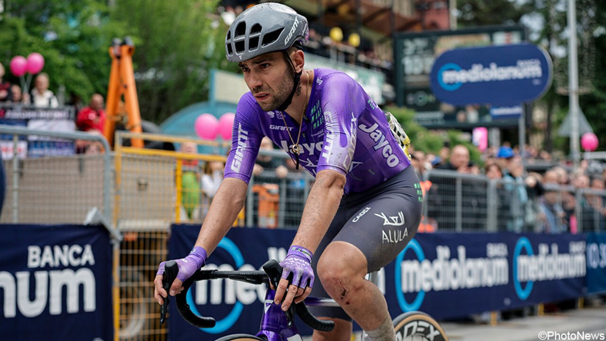Andrea Vendrame rijdt etappe uit met breuken in de rug, maar stapt toch uit de Giro