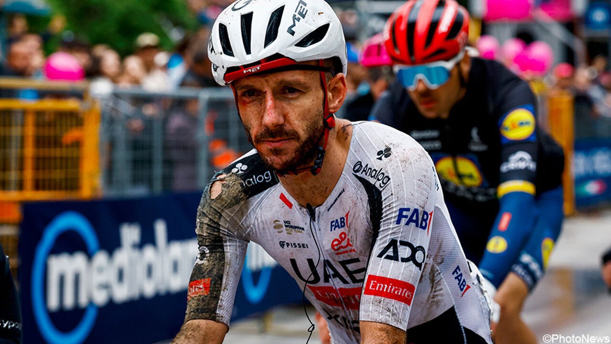 UAE blijft nog met z'n vijven over in de Giro: ook kopman Adam Yates stapt uit koers na zware val