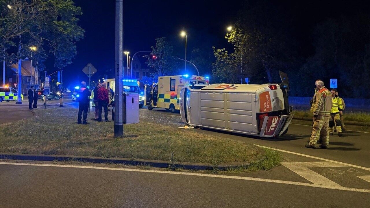Zware botsing tussen taxi en bestelwagen in Brugge: "Wellicht door het rood gereden"
