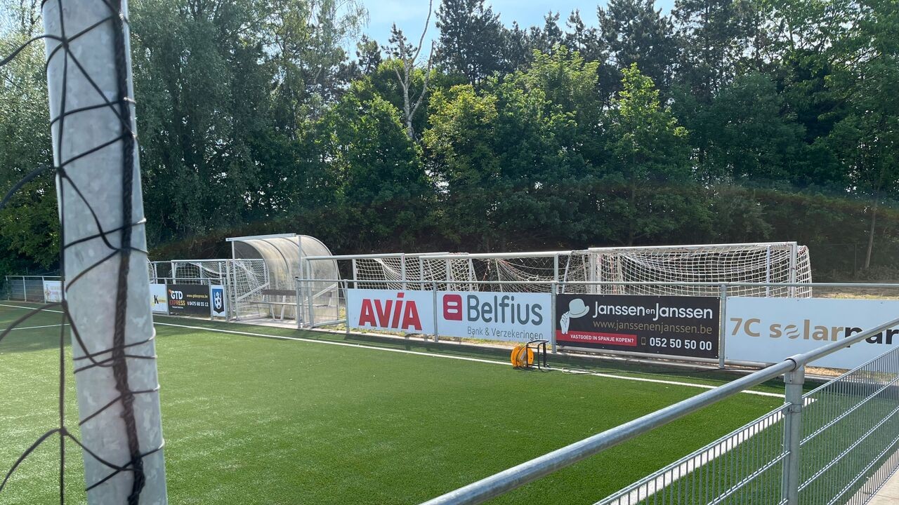 Jean (7) overleden na val uit springkasteel op voetbaltoernooi: windvlaag zou luchtkussen omhoog hebben geblazen
