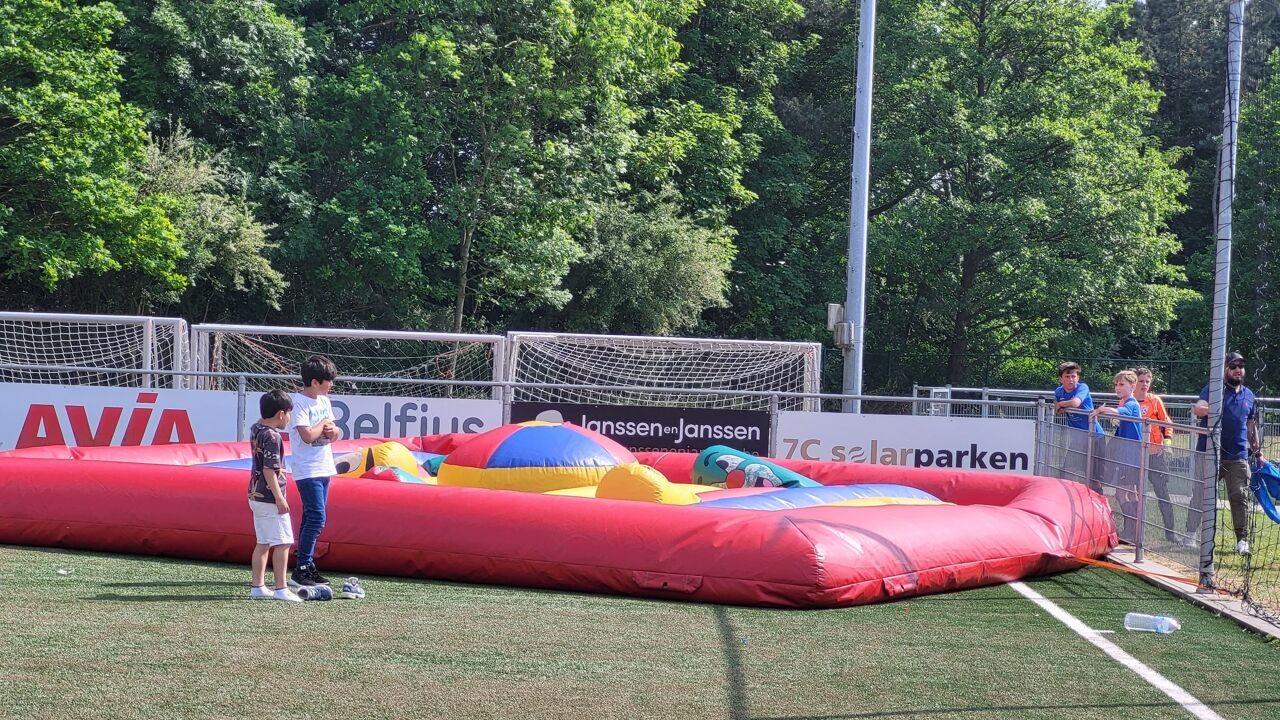 Jean (7) overleden na val uit springkasteel op voetbaltoernooi: windvlaag zou luchtkussen omhoog hebben geblazen