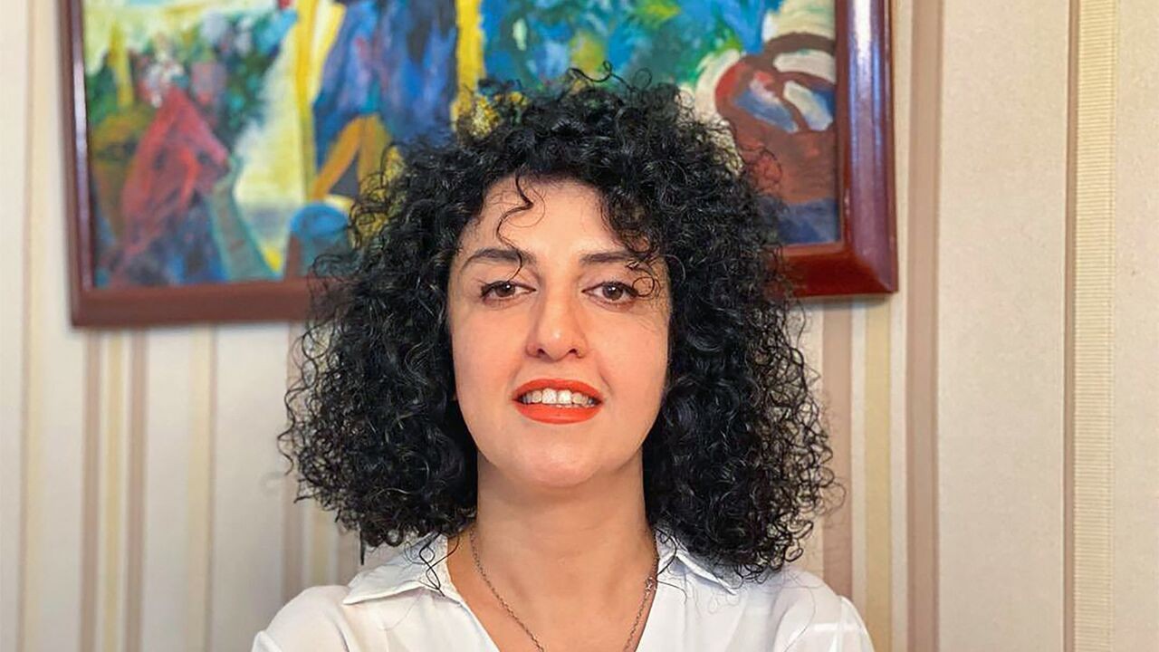 Iraanse Nobelprijswinnares Narges Mohammadi vrij op borg vanwege gezondheidsproblemen
