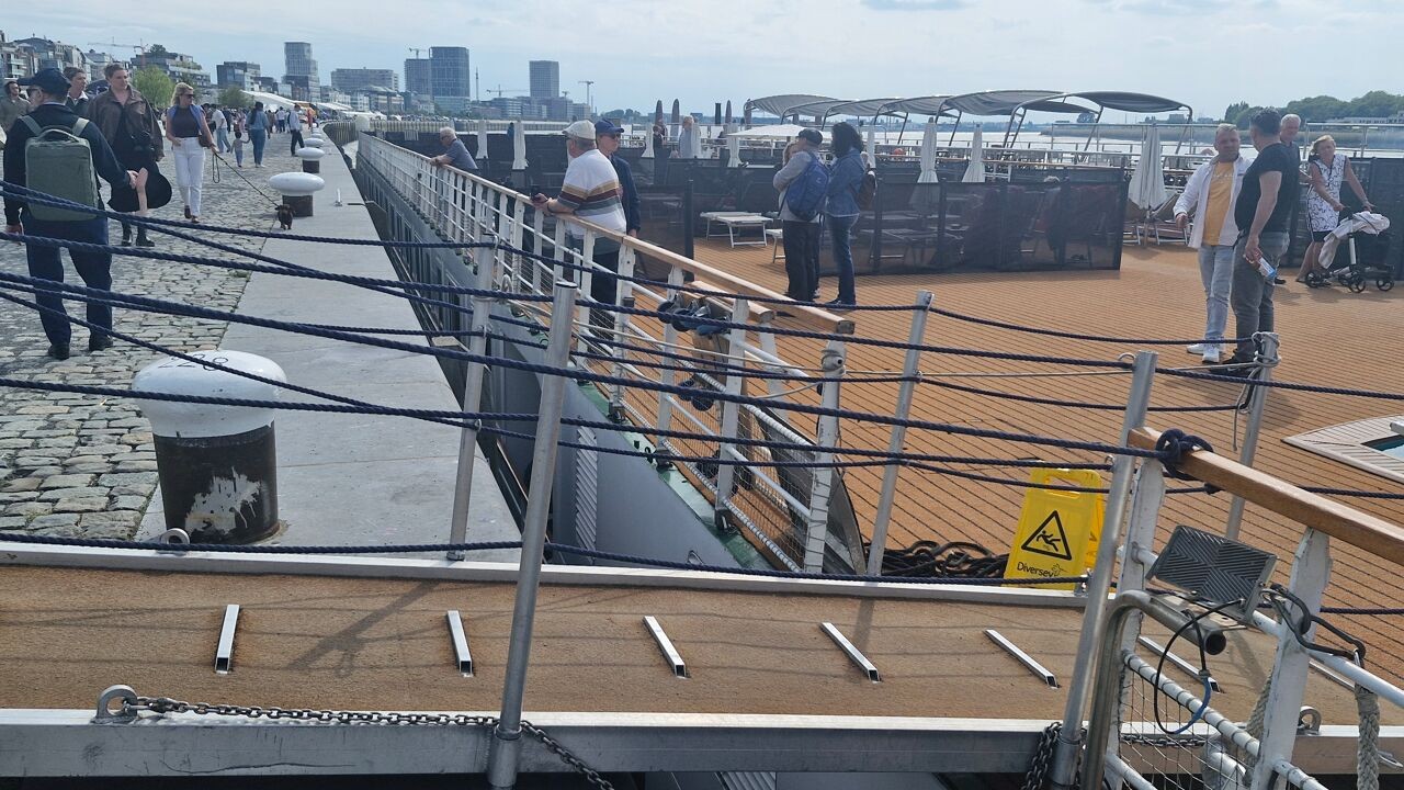 Man (81) in levensgevaar na val tussen kademuur en cruiseboot in Antwerpen