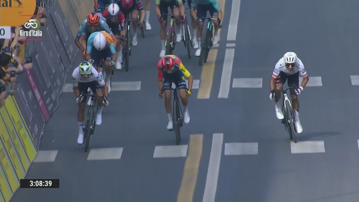 VIDEO - Jhonathan Narvaez heeft de sterkste benen in de sprint van rit 4 in de Giro