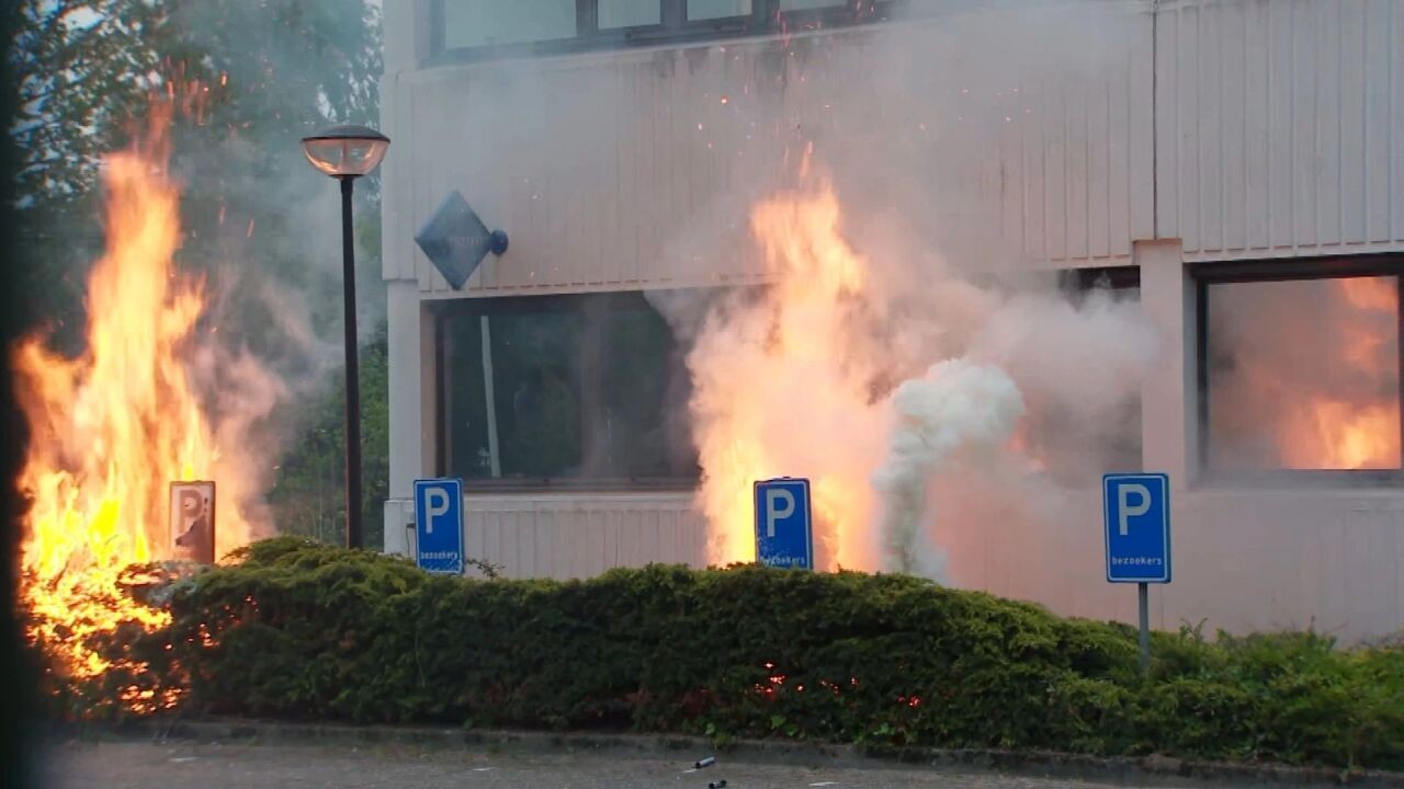 Protest tegen asielopvang in Nederland loopt uit de hand: brand gesticht tijdens betoging in Loosdrecht