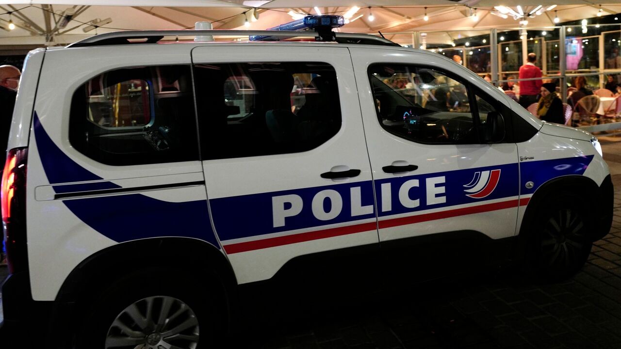 Franse babysitter aangeklaagd voor misbruik van 19 kinderen: man was eerder al veroordeeld