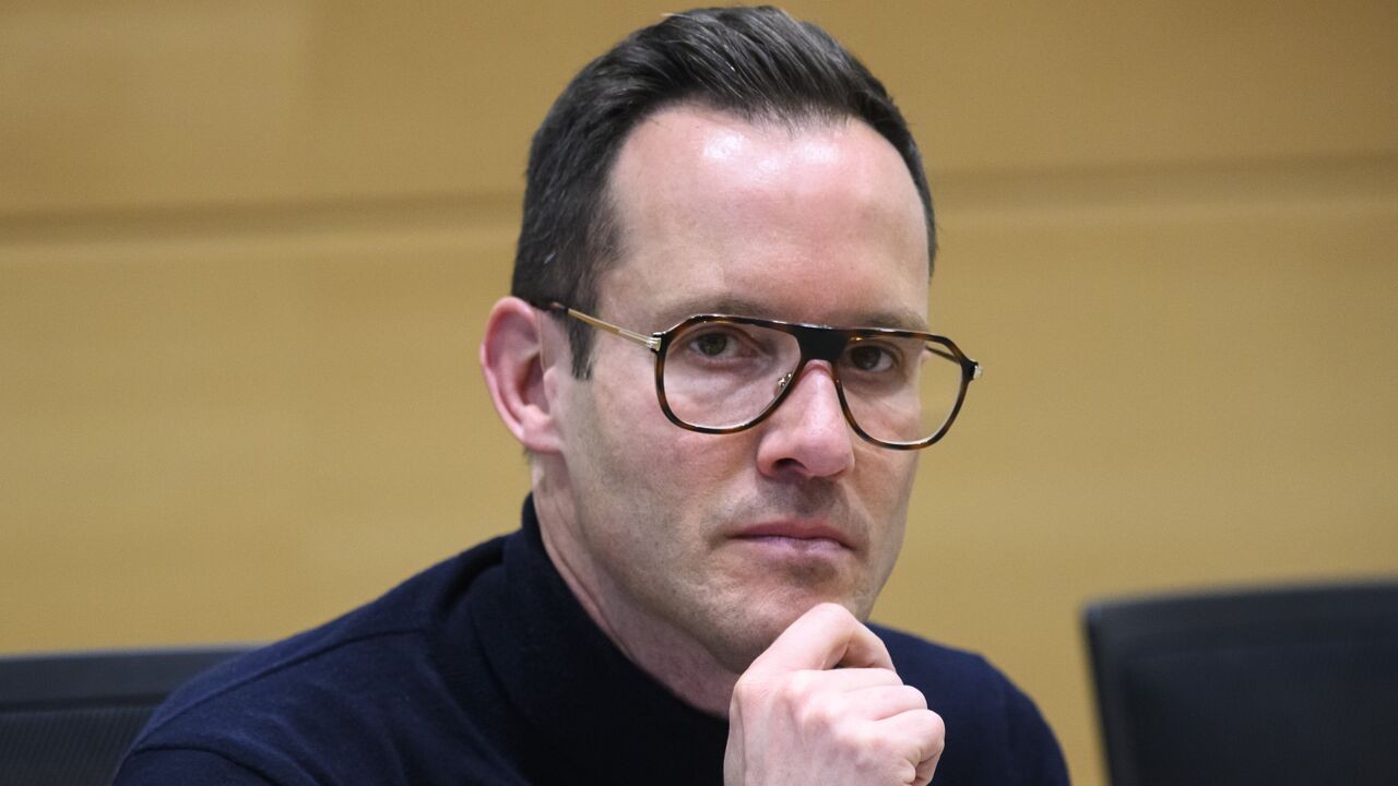 Minister Beenders over BMW's die in brand kunnen vliegen: "Europees meldsysteem heeft gefaald"