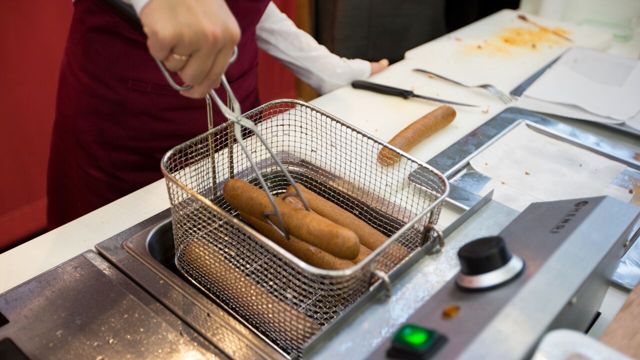Franse politie rolt bende op die ongekeurde curryworsten maakte en verkocht aan Belgische frituren