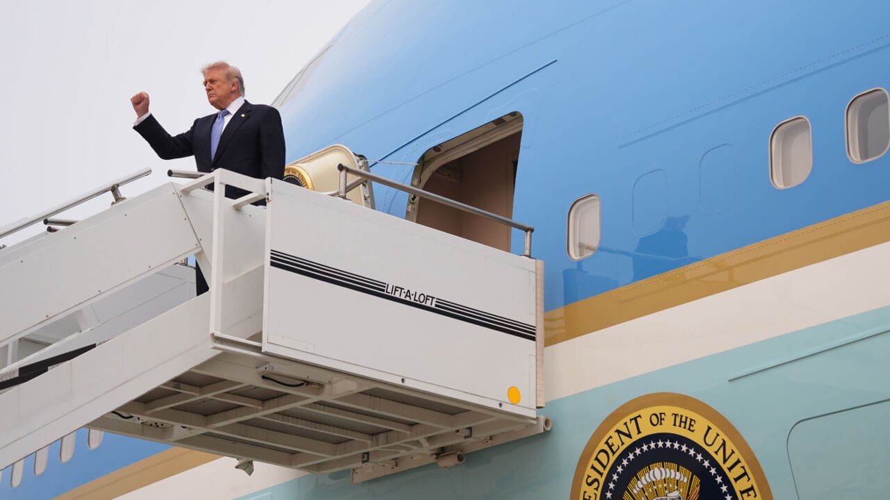 Trump verlaat Peking na laatste gespreksronde en lunch met Xi: "Veel verschillende zaken zijn opgelost"