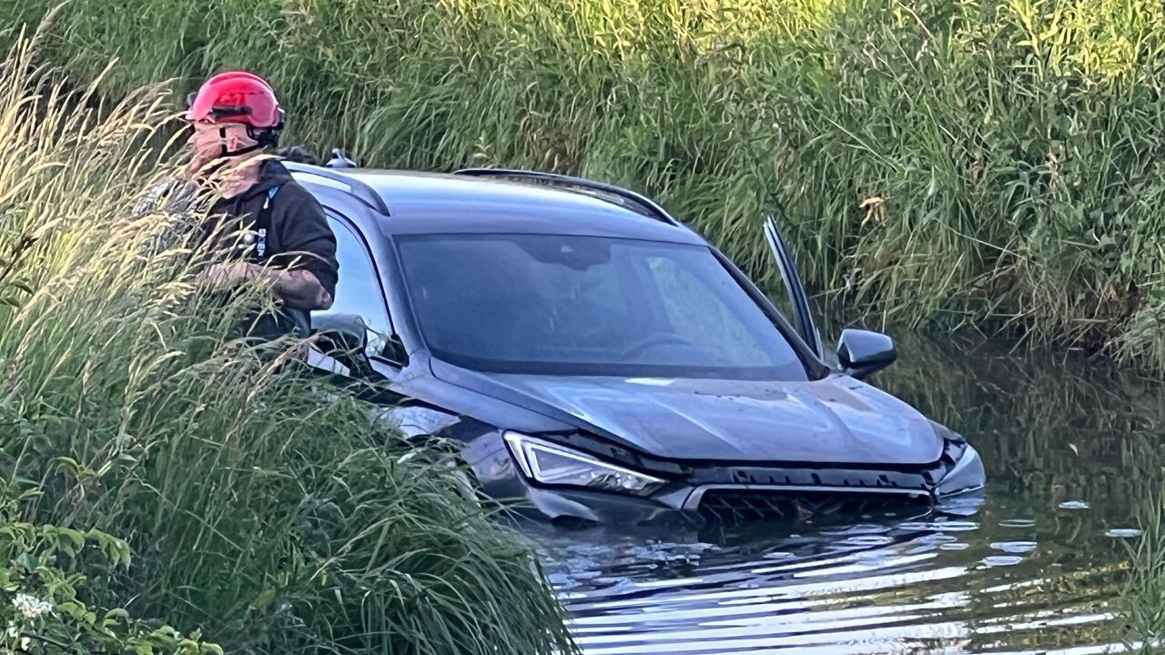 Twintigers belanden met auto in beek in Kortemark: "Licht onderkoeld naar ziekenhuis"