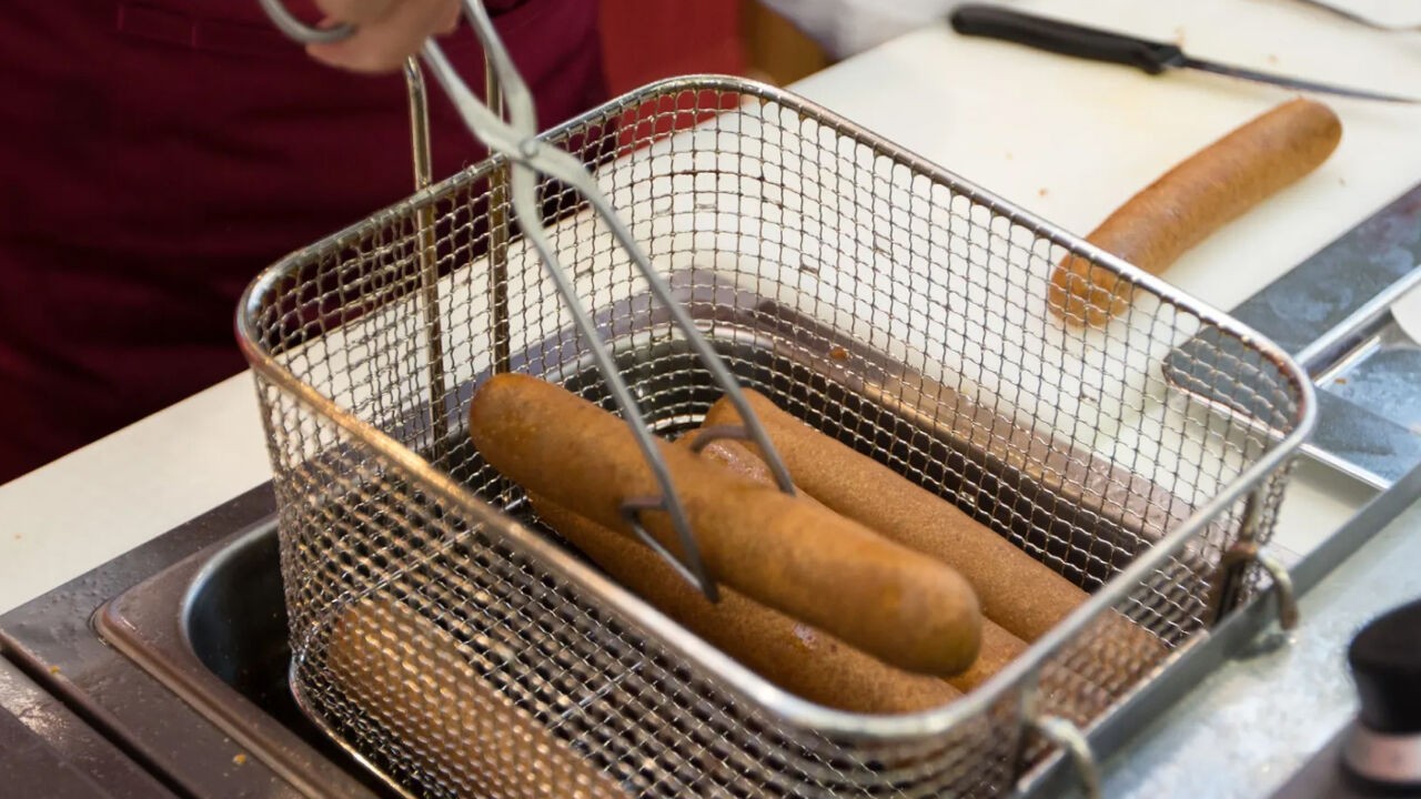 Franse politie rolt bende op die ongekeurde curryworsten maakte en verkocht aan Belgische frituren