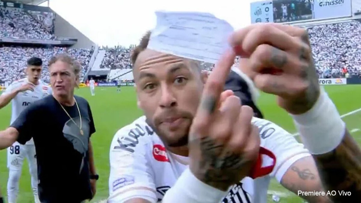 Op het briefje stond het nochtans juist: Neymar is woest nadat hij door fout van vierde ref wordt gewisseld