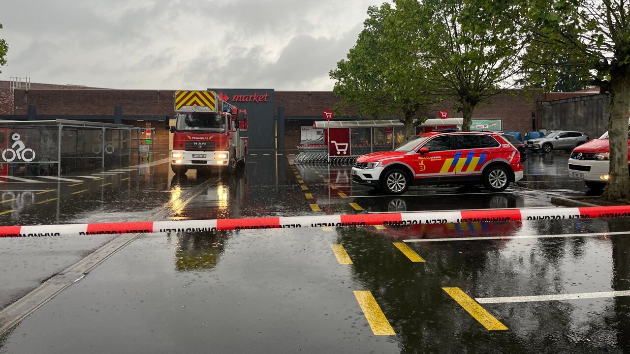 Dak van Carrefour in Mortsel ingestort door hevige regen: "Veel schade"