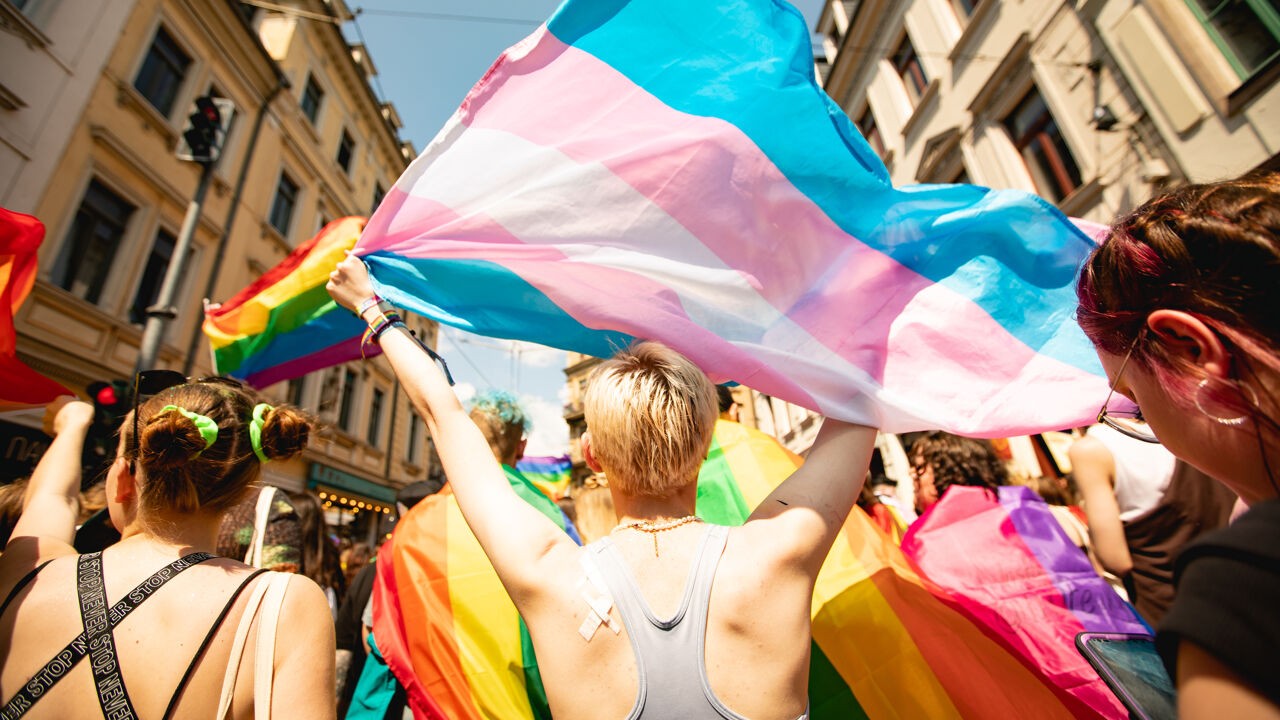 1 op de 3 jongeren wil geen trans persoon als vriend, vooral jonge mannen denken traditioneler