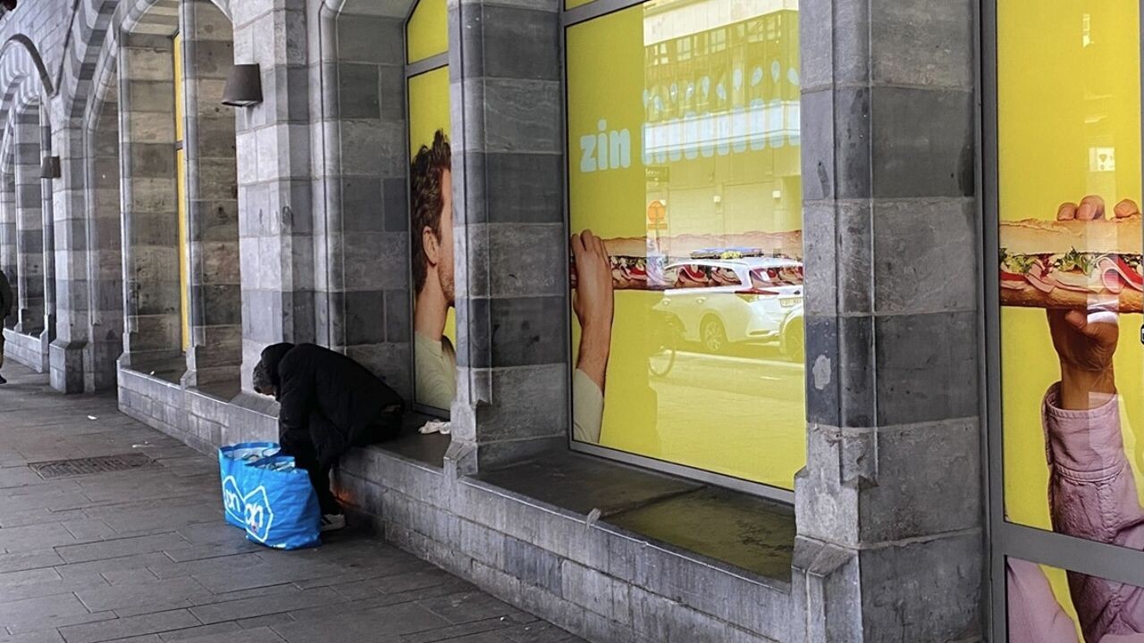 NMBS test kabels op vensterbank aan Antwerpen-Centraal om slapende daklozen weg te houden