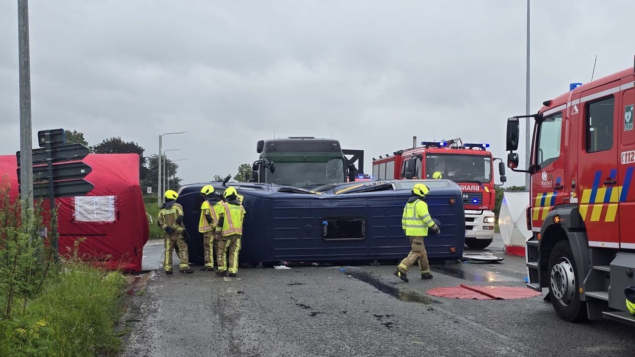 Busbegeleidster (57) overleden bij botsing tussen schoolbus en vrachtwagen in Vrasene