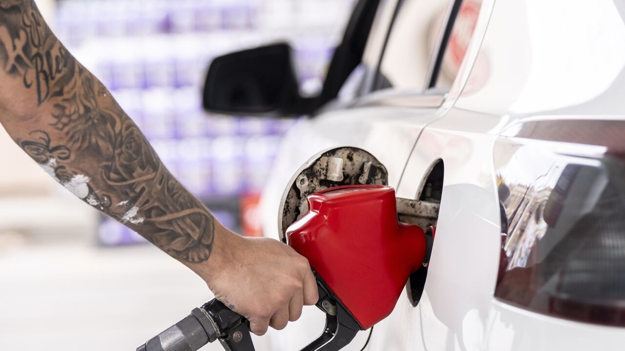 Benzineprijs gaat voorbij 2 euro per liter, Kamercommissie keurt federale energiesteun goed