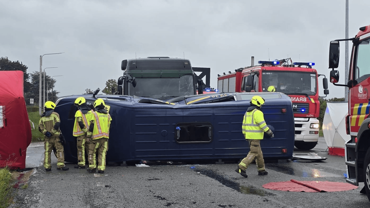 Busbegeleidster (57) overleden bij botsing tussen schoolbus en vrachtwagen in Vrasene