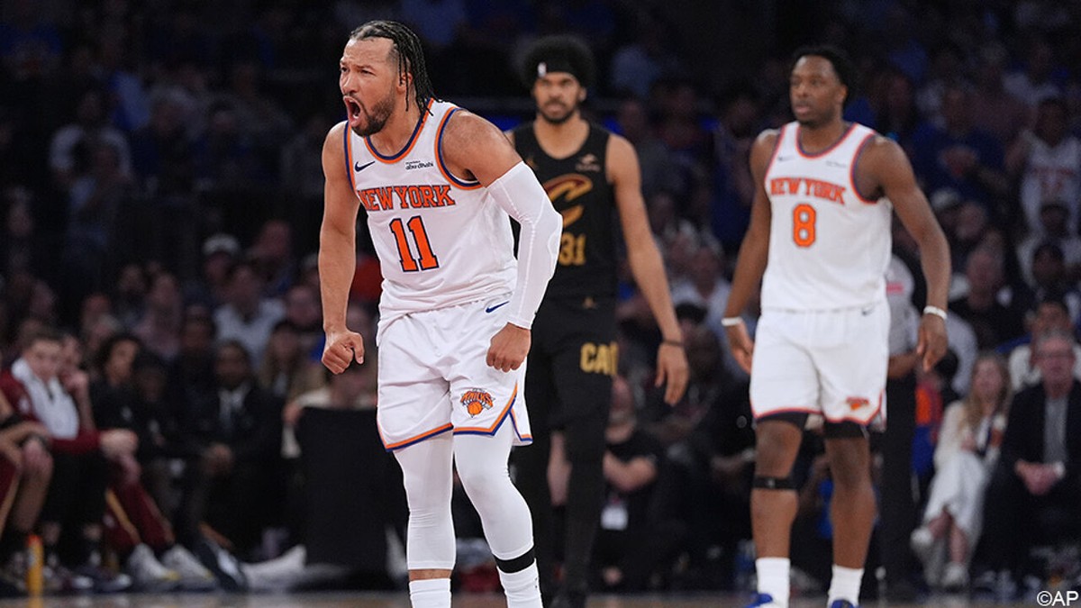 Acht minuten voor het einde stond het nog 22 punten achter: na waanzinnige comeback wint New York eerste duel van Cleveland